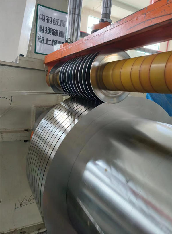 Why is stainless steel the preferred material for metal flexible hoses?
